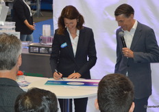 Charlotte on behalf of Viscon and Nico on behalf of ISO Group, where Wim van der Meijden was prevented by illness, put their signatures under the cooperation in automation for tissue culture.